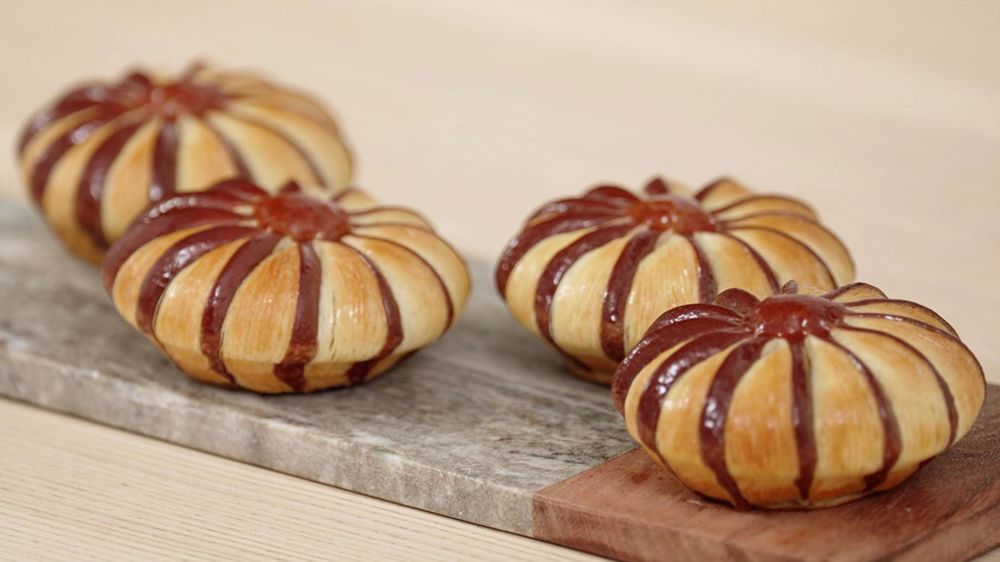 ean-Marie Lanio propose en exclusivité 3 cours de boulangerie en vidéo, de 3 niveaux différents, autour de trois pièces Voilà Chef